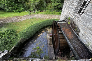 Overshot waterwheel